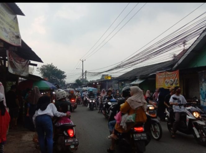 
					Jelang Buka Puasa, Warga Yang Ngabuburit Serbu Jajanan Takjil Hingga Padati Ruas Jalan