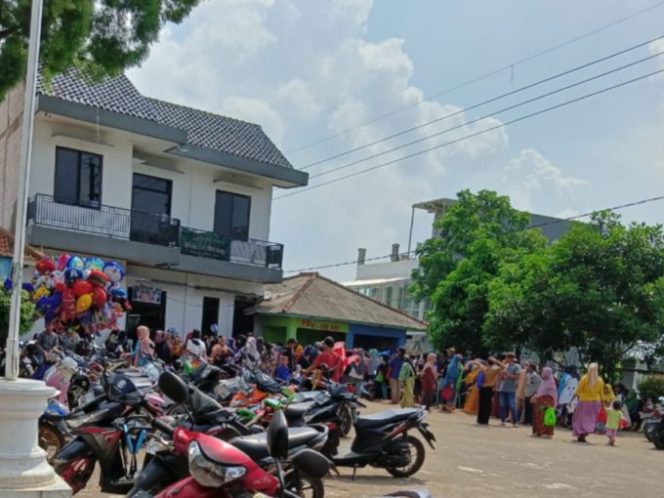 
					Penyaluran Program Bantuan Pangan Non Tunai (BPNT) Desa Petir Terkesan Abaikan Prokes Covid-19