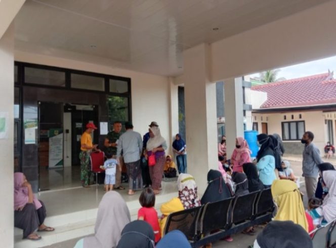 
					Puluhan KPM Cairkan Bansos Susulan di Kantor Kecamatan Cibungbulang