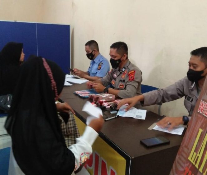 
					Polsek Rumpin Salurkan Bantuan Uang Tuna 300 Ribu Rupiah Pada Para PKL dan Pemilik Warung