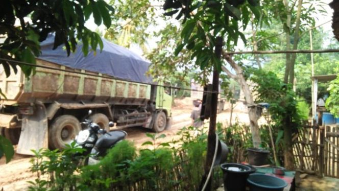 
					Tanah Galian di Wilayah Cariu Berserakan, Banyak Pengguna Jalan Terpleset Jatuh