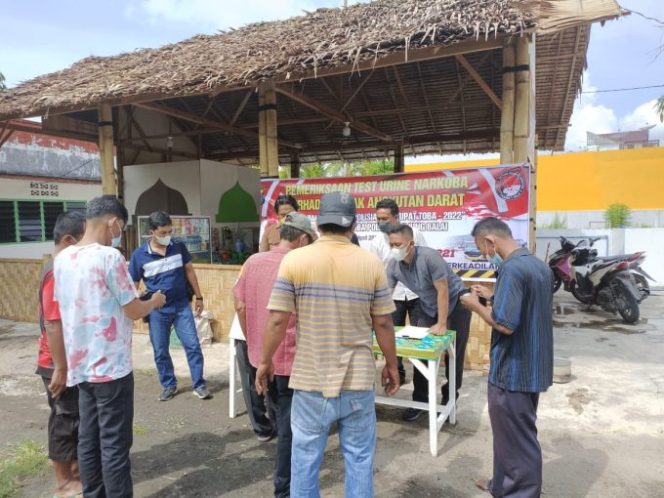 
					Satres Narkoba Polres Tanjungbalai Lakukan Tes Urine Para Pengemudi Angkutan Umum