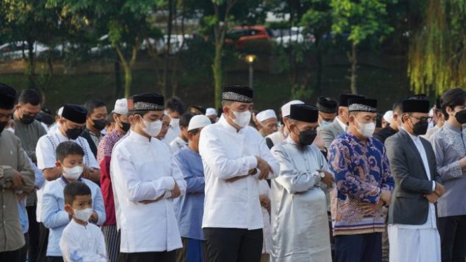 
					Danrem 061/Sk Brigjen TNI Rudy Saladin M.A Beserta Walikota Bogor Laksanakan Solat Ied Bersama Jajaran SKPD Kota Bogor