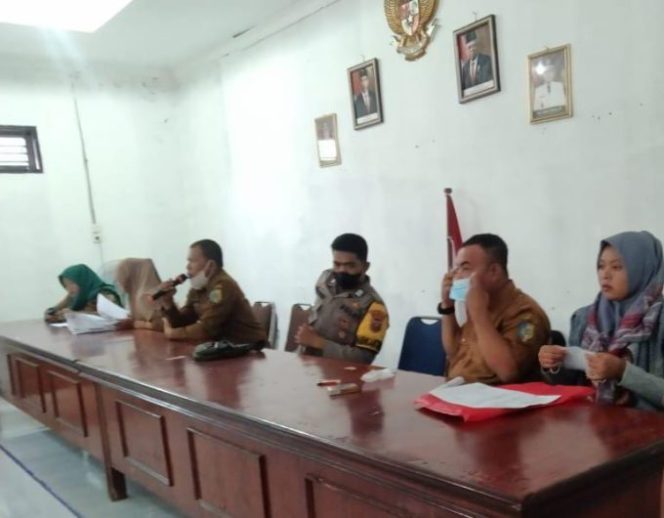 
					Pembagian BLT di Desa Gambus Laut, Kapolsek Lima Puluh Sampaikan Himbauan