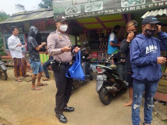 
					Tetap Disiplin Prokes, KRYD Polsek Cingambul Bagikan Masker Gratis Kepada Warga