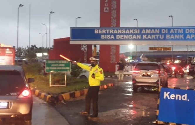 
					Mesti di Sore Hari Kasat Lantas Bersama Anggota Tetap Pengaturan Lalin di Pintu Masuk Res Area Tol Cipali