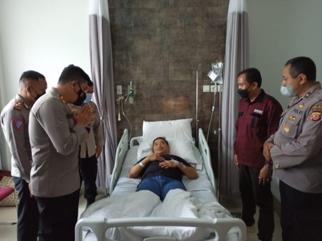 
					Wujud Kepedulian, Kapolres Majalengka Jenguk Wakapolres Yang Sedang Sakit