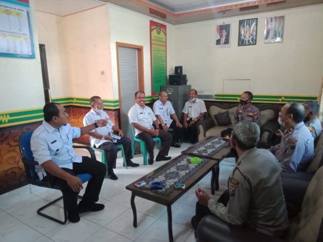
					Kapolsek Silahturahmi ke Kantor Camat Air Joman, Ini yang di bahas