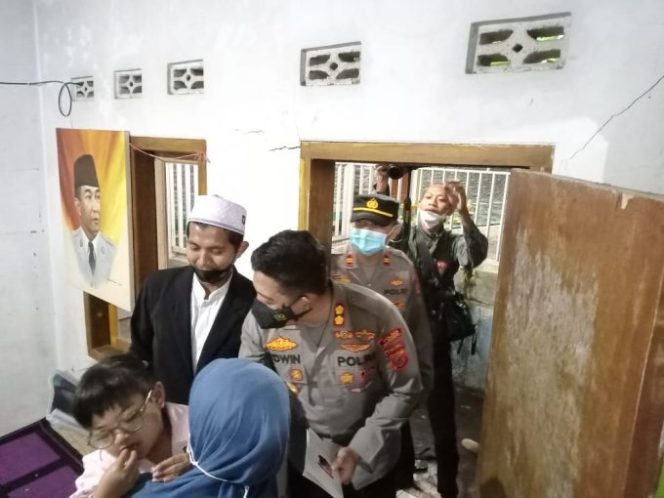 
					Kapolres Santuni Anak Penderita Sakit Kanker Mata di Cingambul Majalengka