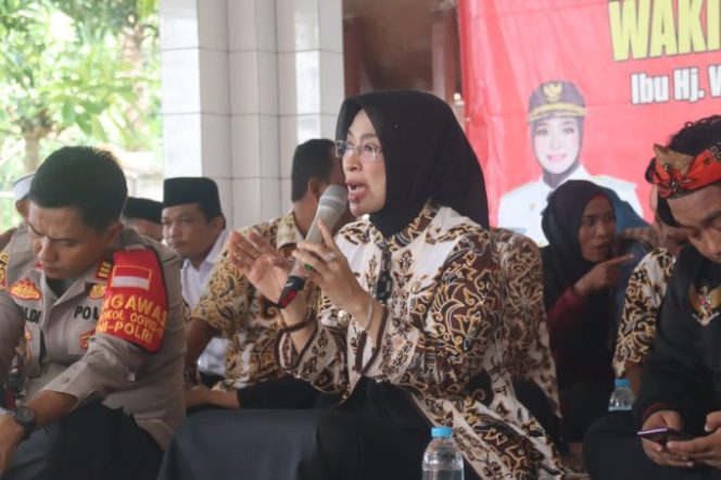 
					Wabup Cirebon Bunda Ayu Hadiri Haul Buyut Cabuk Di Desa Warukawung Kec. Depok