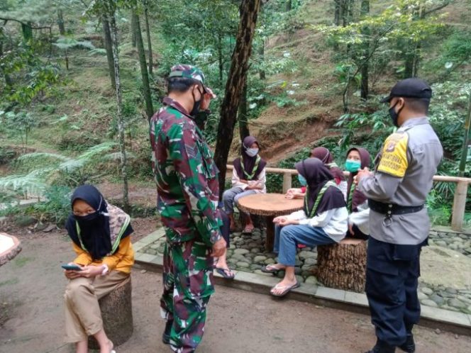 
					Sinergitas TNI – POLRI Cegah Covid-19, Berikan Edukasi Prokes Di Obyek Wisata