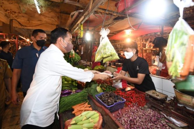 
					Presiden Jokowi Bagikan Bansos dan Tinjau Harga Minyak Goreng di Pasar
