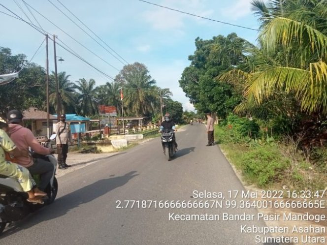 
					Personel Polsek BP. Mandoge Laksanakan Strong Point Pengaturan Lalu lintas Sore Hari