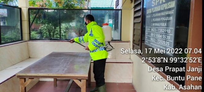 
					Penyemprotan Rutin Cairan Disinfektan di Lingkungan dan Asrama Polsek Prapat Janji