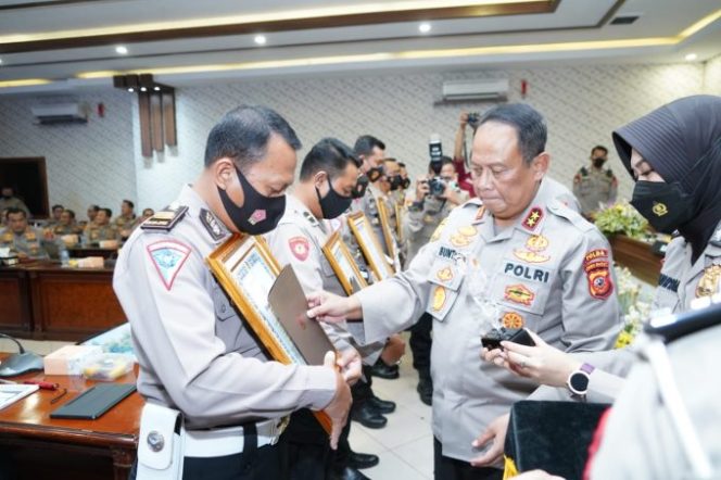 
					Berhasil Wujudkan Kamseltibcarlantas Saat Arus Mudik dan Balik, KBO Satlantas Diganjar Penghargaan dari Kapolda Jabar