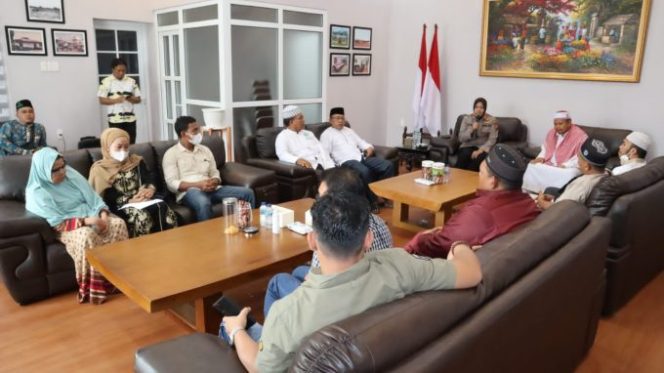 
					Polres Asahan Adakan Pertemuan dengan MUI hingga Ormas Islam, TikToker Berhijab Pamer Bagian Sensitif Minta Maaf