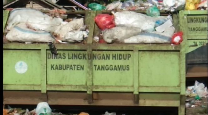 
					Tumpukan Sampah Disamping Kantor Kelurahan Baros Disoal Warga