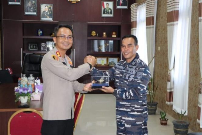
					Danlanal Babel Silahturahmi Ke Mapolres Belitung Timur