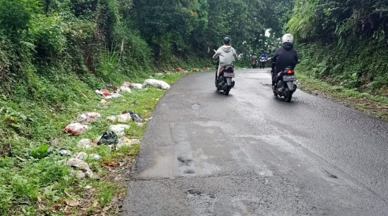 Sampah Yang Berserakan Di Bahu Jalan Raya Antam Pongkor Rusak Pemandangan Lensaexpose 2938