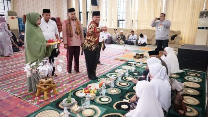 
					Plt Wali Kota Tanjungbalai Bersama Jajaran Disdik Tepung Tawari 7 Calon Jemaah Haji