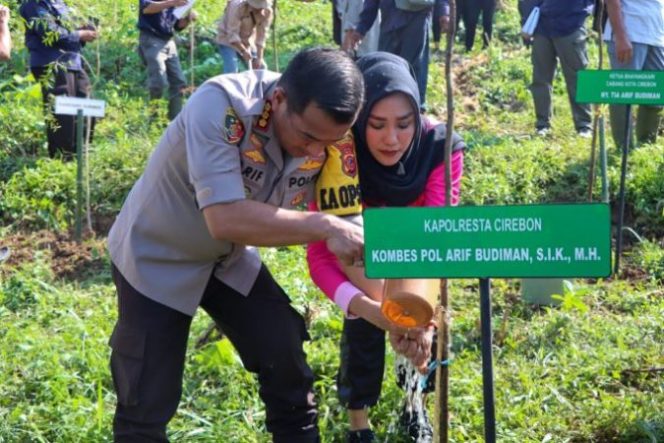 
					Jaga Ekosistem Lingkungan, Polresta Cirebon Tanam Ribuan Pohon di Pegunungan