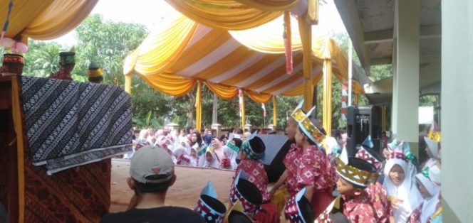 Pelepasan Siswa-siswi MI Madrasah Ibtidaiyah Hidayatul Falah Berlangsung Meriah