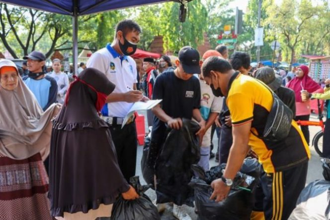 
					Polresta Cirebon Gelar Lomba Mungut Sampah di Kawasan CFD Sumber, Diserbu Antusias oleh Warga