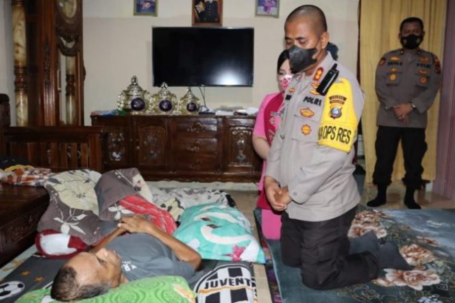 
					Bentuk Kepedulian, Kapolres Asahan Anjangsana ke Personel yang Sakit Menahun