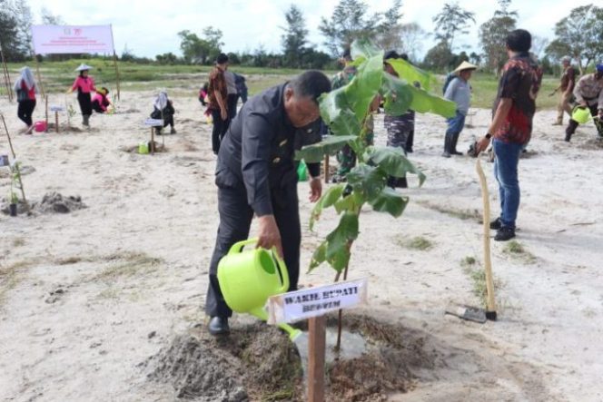 
					Peduli Penghijauan, Polres Belitung Timur Tanam 3000 Pohon 
