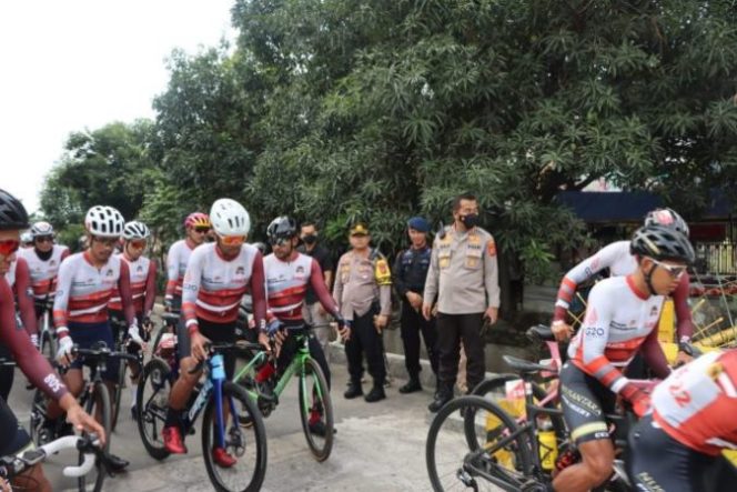 
					Polresta Cirebon Laksanakan Pengamanan Jalur Event Pemecahan Rekor MURI Sepeda Beregu
