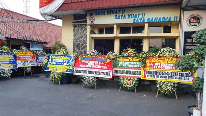 
					Ratusan Karangan Bunga Ucapan Hari Bhayangkara Dari Warga Hiasi Mako Polres Ciko