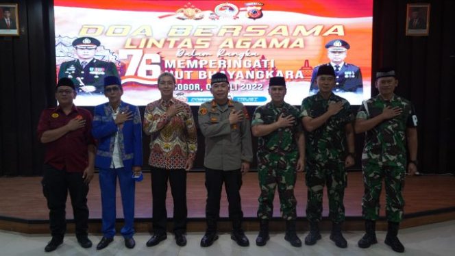 
					Hari Bhayangkara ke 76, Kasrem 061/Sk Kol.Inf Mahesa Fitriadi Bersama Jajarannya Hadiri Doa Bersama Lintas Agama