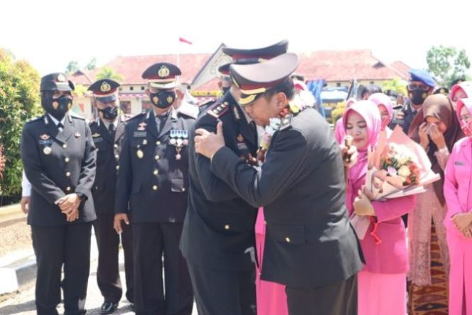 
					Pelepasan Purna Bakti Kompol Sukimin Penuh Dengan Haru