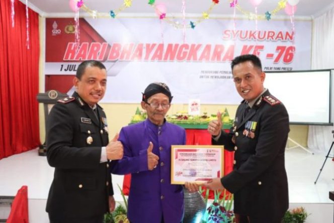 
					Polres Tanjungbalai Syukuran Bhayangkara Ke 76 Sekaligus Pemberian Cinderamata dan Hadiah