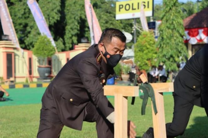 
					Aksi Kapolresta Cirebon Dalam Peragaan Tarung Derajat Hari Bhayangkara ke-76 Bikin Tegang