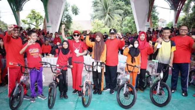 
					HUT Pujakesuma Ke-42, Plt Wali Kota Tanjungbalai Bersama Anggota DPR RI Djarot Saiful Hidayat Jalan Santai dan Senam Sehat