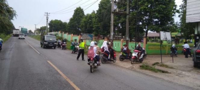 
					8 Personil Satlantas Polres Batubara Beri Pengamanan Lintas Pagi di 11 Titik Lokasi 