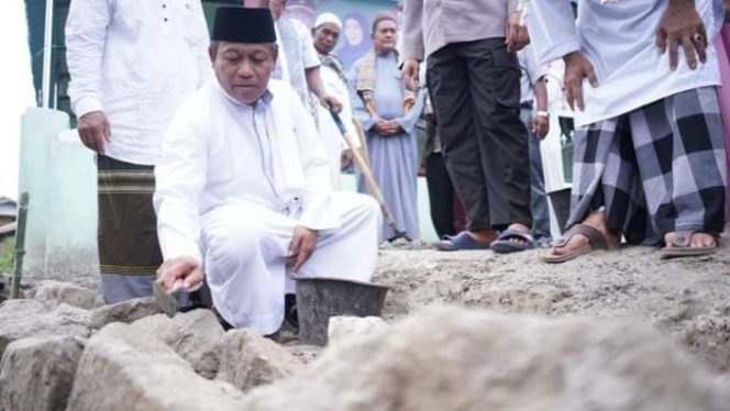 
					Plt Wali Kota Waris Tholib Safari Jumat dan Lakukan Peletakan Batu Pertama Pembangunan Masjid As Salim Singguan