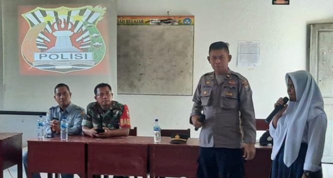 
					Waka Polsek Simpang Empat bersama Personel Goes to ke SMP N 3 Desa S Lama