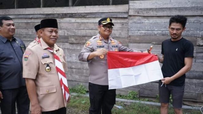 
					Sambut HUT RI ke – 77, Plt Wali Kota Tanjungbalai Beserta Forkopimda Bagikan Bendera Merah Putih Ke Warga