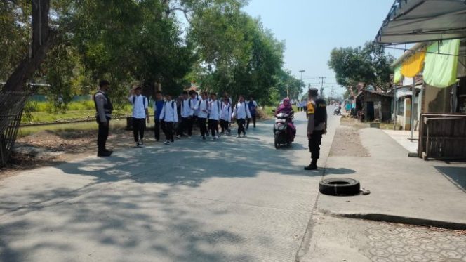
					Antisipasi Tawuran Antar Pelajar, Anggota Polsek Kaliwedi Rutin Laksanakan Patroli dan Gatur Lalin