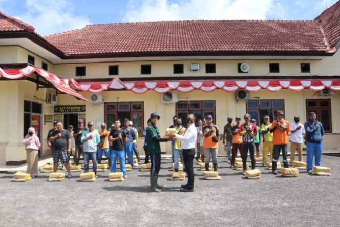 
					HUT Bhayangkara ke-76, Polres Belitung Timur Bagikan Puluhan Paket Bantuan Sosial Pada Masyarakat