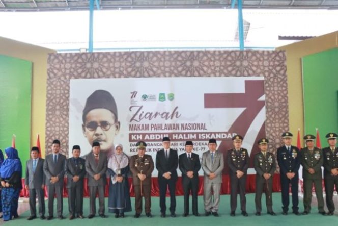 
					Sambut HUT RI ke 77, Kapolres Majalengka Bersama Forkopimda Ziarah ke Makam Pahlawan KH Abdul Halim