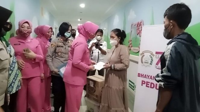 
					Dirgahayu Polwan ke-74, Polwan Polres Bogor Bersama Bhayangkari Sambangi Sejumlah Pasien di RSUD Leuwiliang