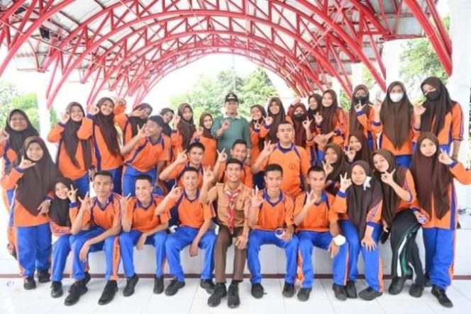 
					Wali Kota Waris Tholib Ikut Dukung Pemecahan Rekor MURI SKJ Pelajar 2022 Senam Bersama Ribuan Pelajar Kota Tanjungbalai