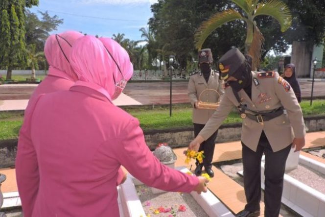 
					Sambut Hari Jadi Polwan ke 74, Polwan Polres Asahan Ziarah dan Tabur Bunga di Taman Makam Pahlawan