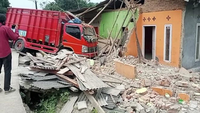 
					Diduga Mengantuk, Mobil Truk Hantam Rumah Warga di Jasinga Bogor