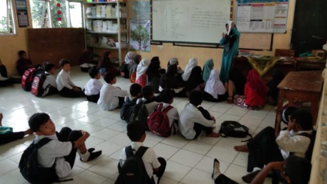 
					Siswa SDN 03 Babakan Kec. Ciseeng Terpaksa Belajar di Lantai, Begini Penjelasannya
