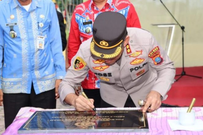 
					Tanda Tangani Batu Prasasti Kapolres Batubara Kukuhkan Polsubsektor Sei Suka dan Tanjung Tiram