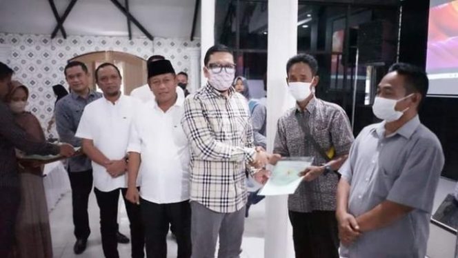 
					Wali Kota Waris Tholib Bersama Anggota DPR RI Ahmad Dolly Kurnia Tanjung dan BPN Serahkan Sertifikat Tanah Progam PTSL Pada Masyarakat Kota Tanjungbalai
